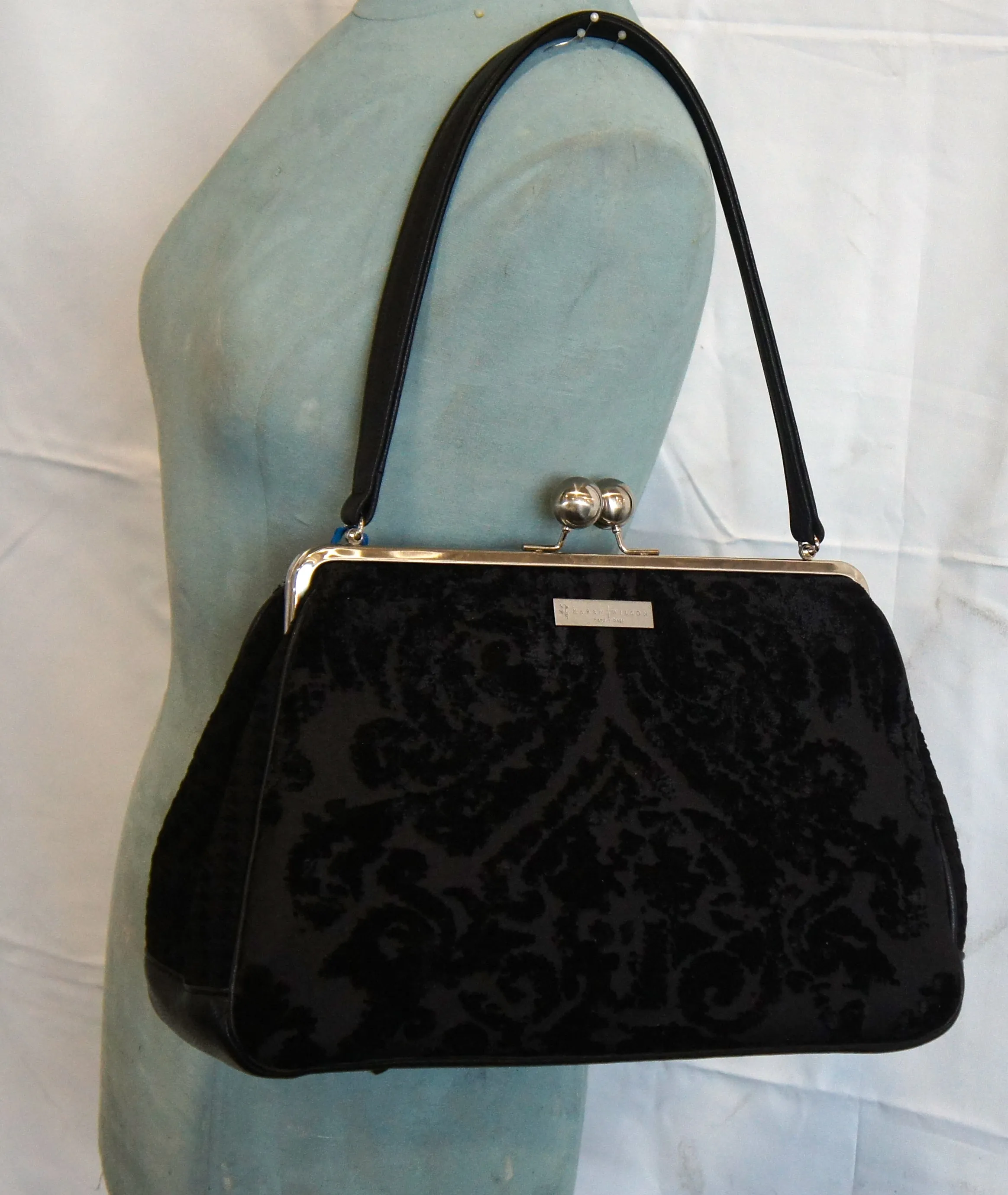 4054- Cut Velvet Damask/Black