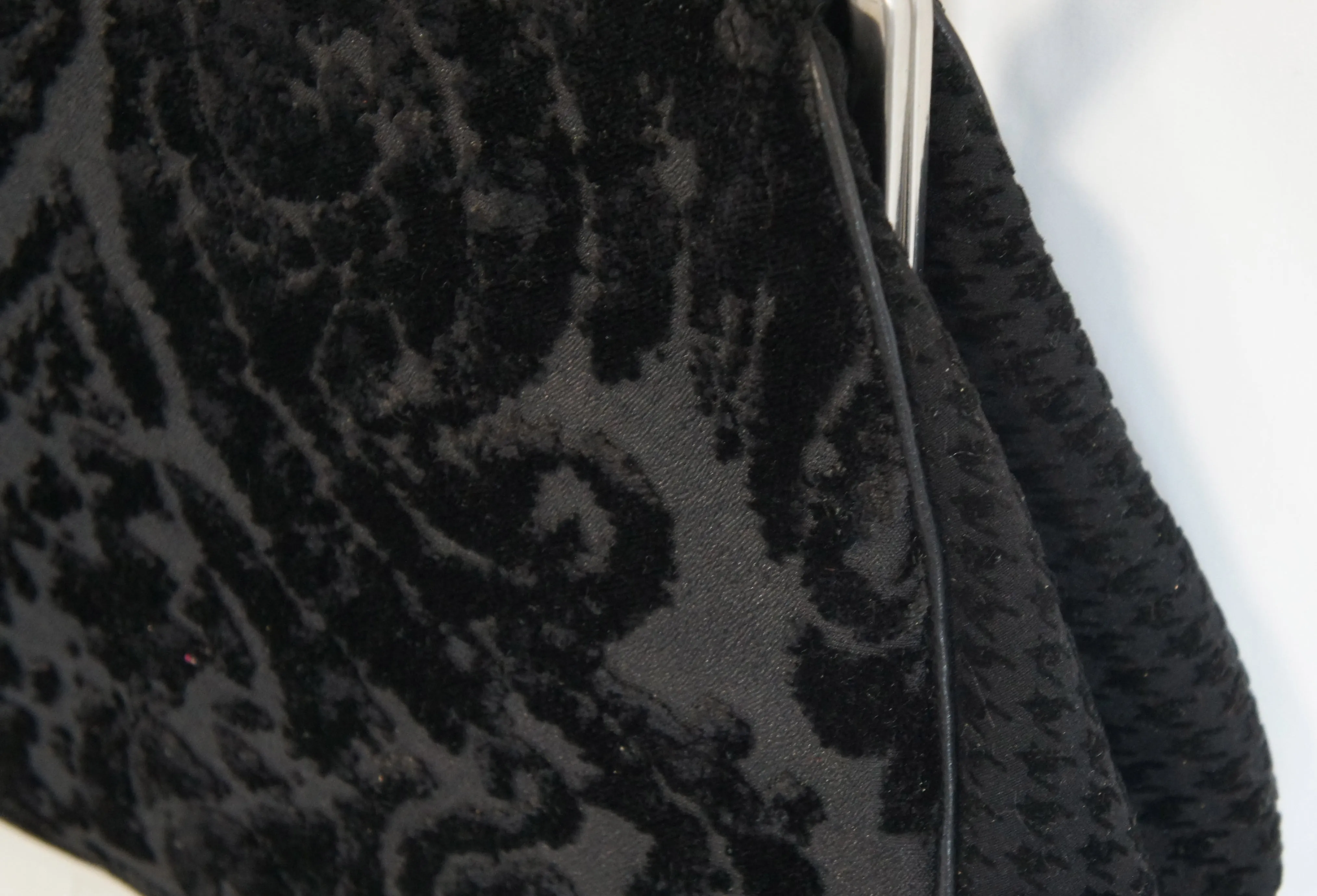 4054- Cut Velvet Damask/Black