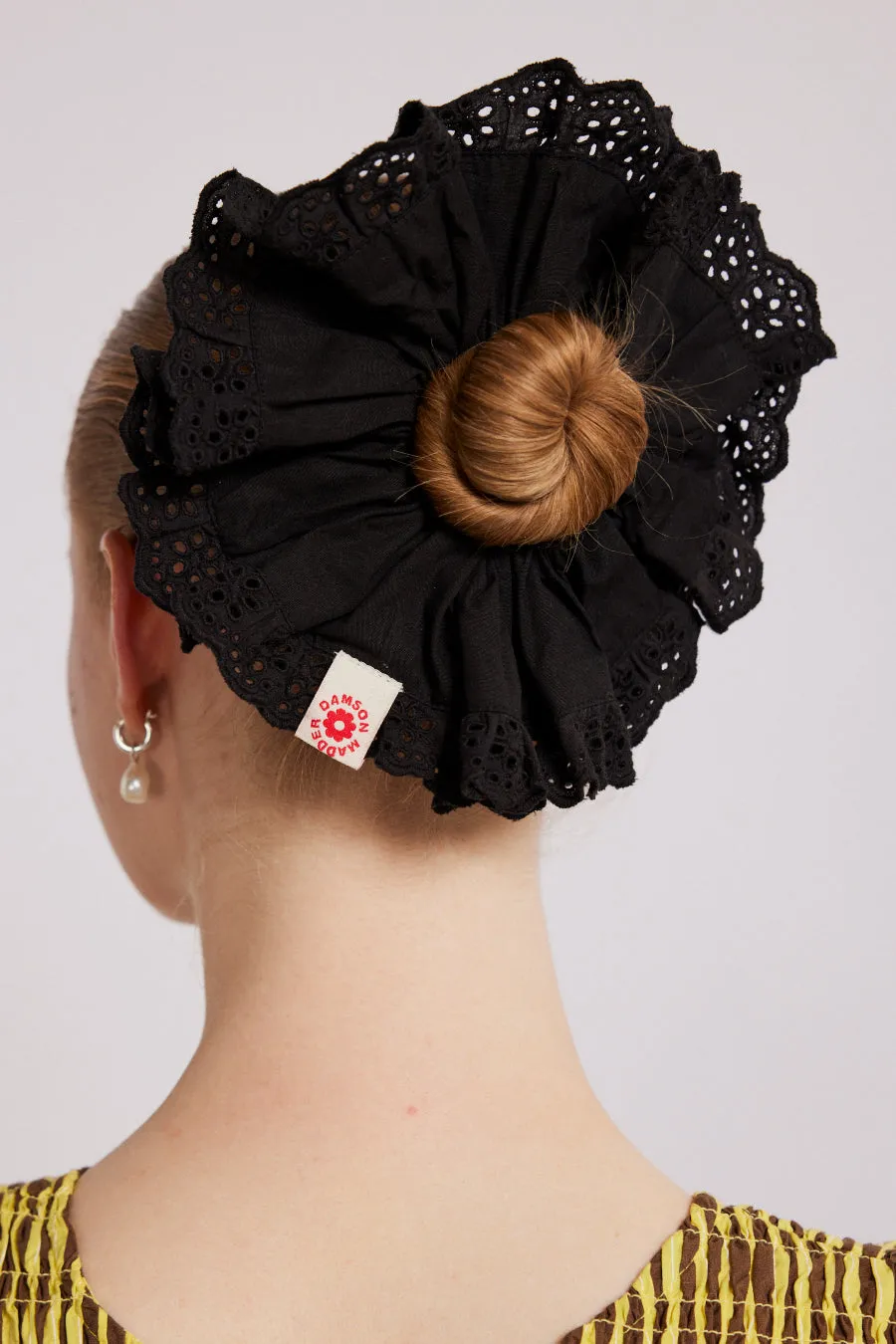 scrunchie with broderie edge - black
