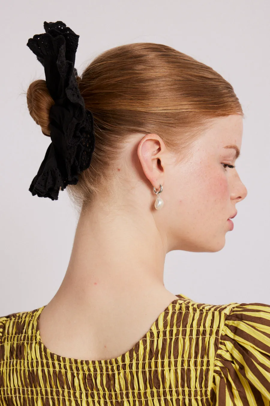 scrunchie with broderie edge - black