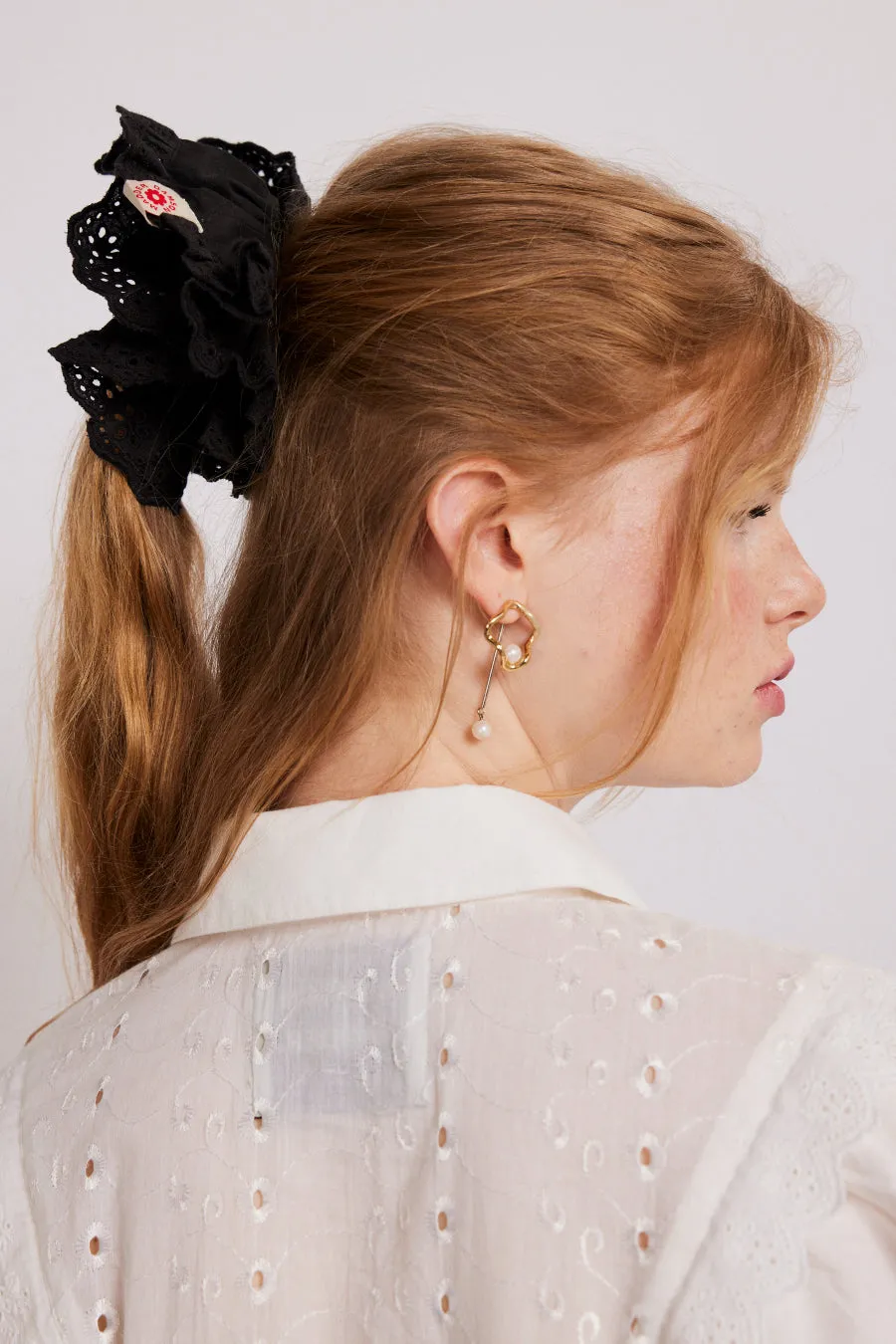 scrunchie with broderie edge - black