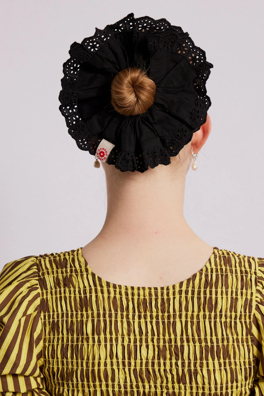 scrunchie with broderie edge - black