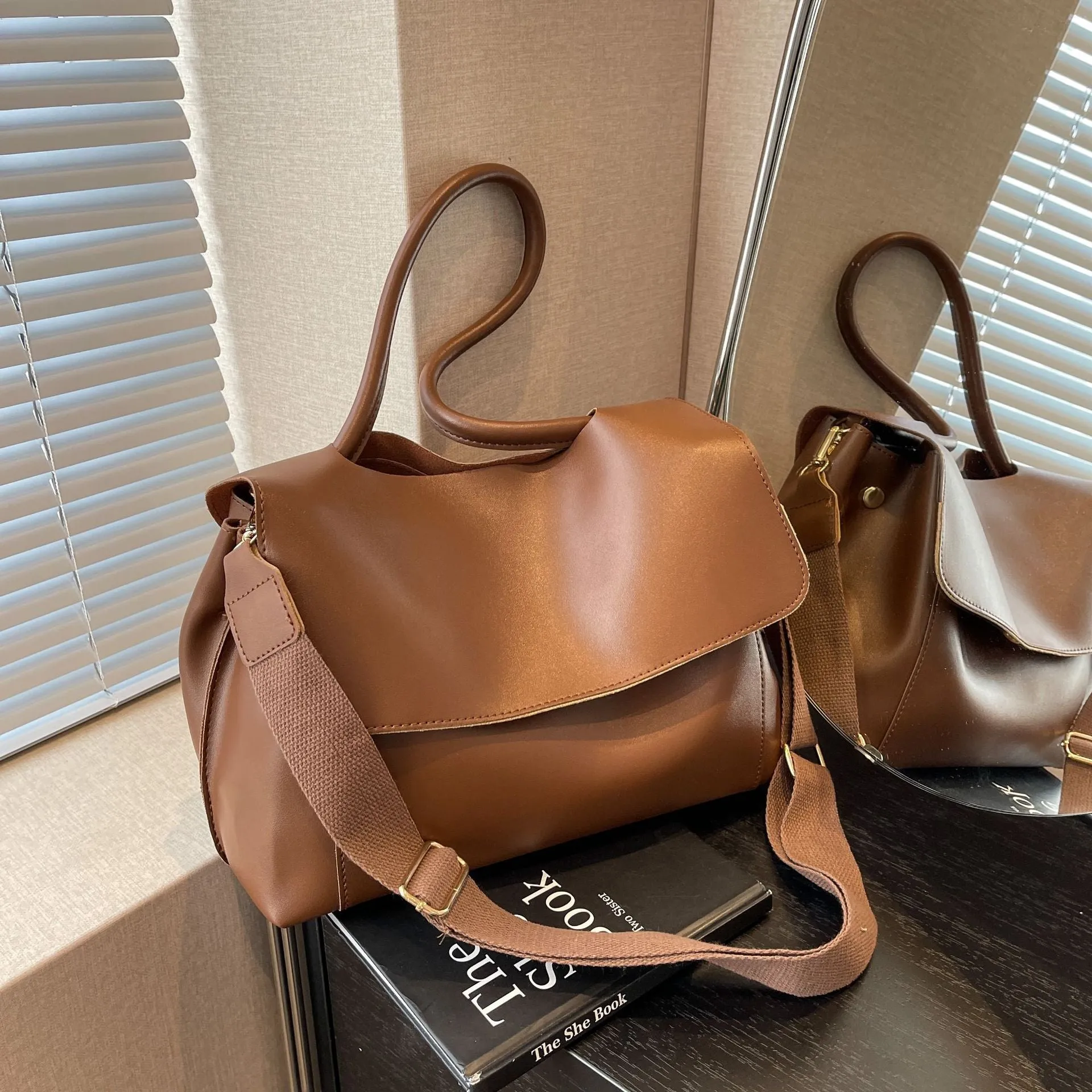 Women's Bag 2023 New Style Simple and Large Capacity Westernized Wide Shoulder Strap Fashion Versatile Shoulder Bag